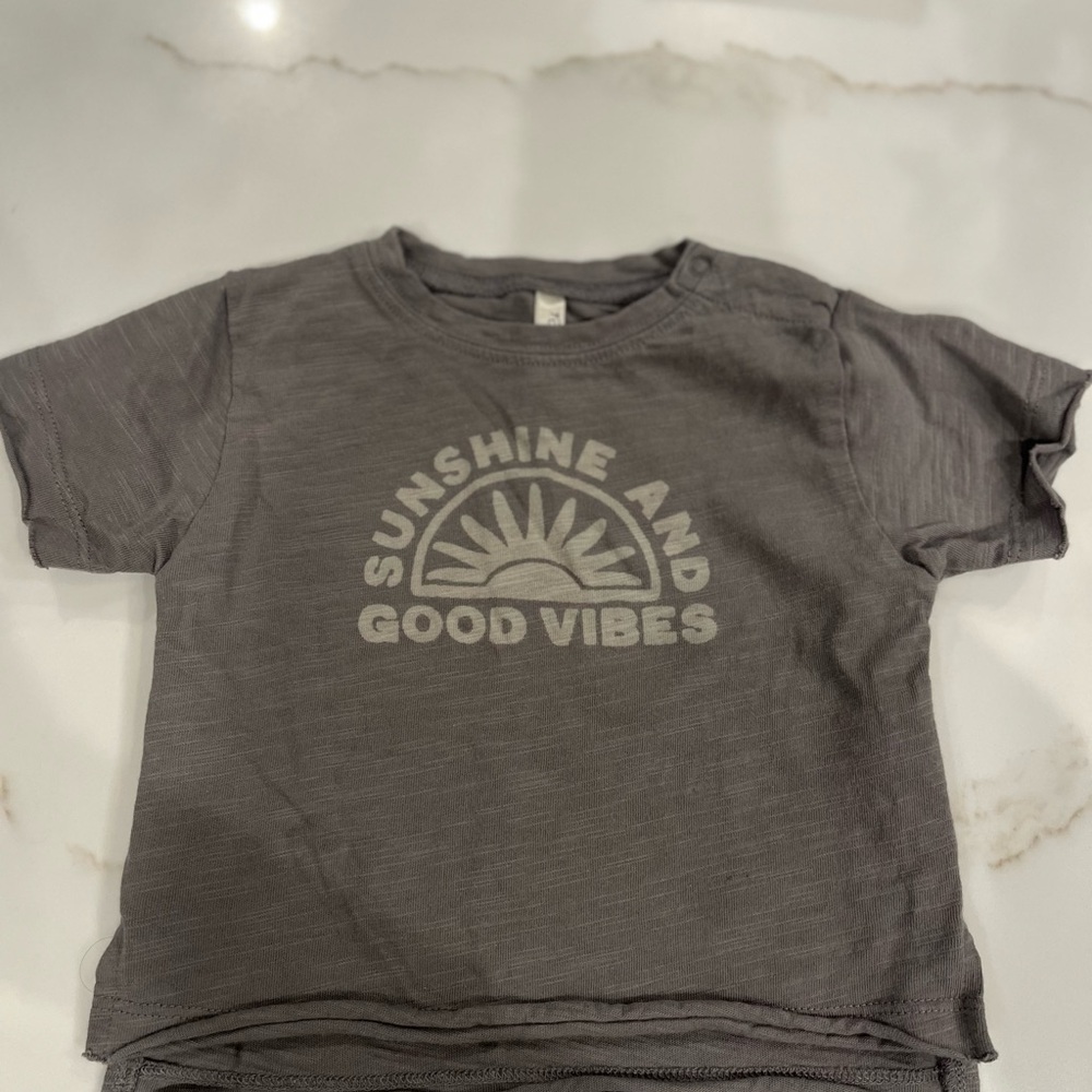 Rylee & Crew Tee. 3-6mo.
Grey. 2 snaps on shoulder.